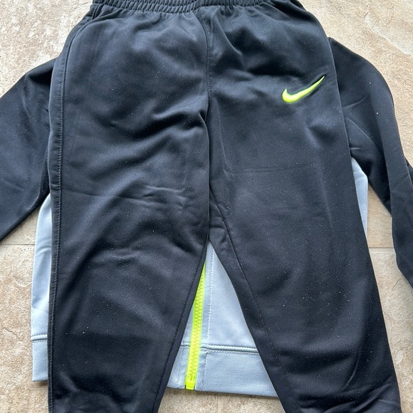 Nike Black and Gray Matching Sweatpants Set for Versatile Wear - Picture 4 of 4